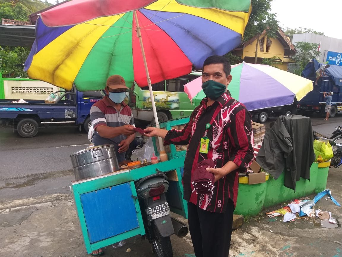 Gugus Tugas COVID-19 Kalurahan Hargorejo Membagikan Masker di Pasar Kokap